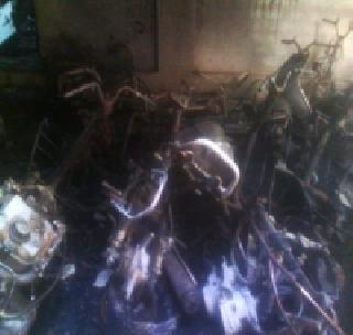 In Pune, a total of 82 bicycles were burnt, 1 suspect arrested | पुण्यात तब्बल ८२ दुचाकी जाळल्या, १ संशयित ताब्यात In Pune, a total of 82 bicycles were burnt, 1 suspect arrested | पुण्यात तब्बल ८२ दुचाकी जाळल्या, १ संशयित ताब्यात
