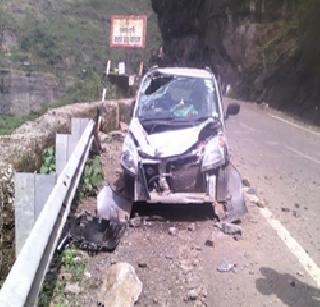 Car rams; Death of a visitor | मोटारीवर दरड कोसळली; एका पर्यटकाचा मृत्यू