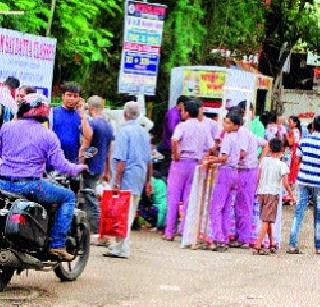 The laborers created by the students | विद्यार्थ्यांना बनवले मजूर The laborers created by the students | विद्यार्थ्यांना बनवले मजूर