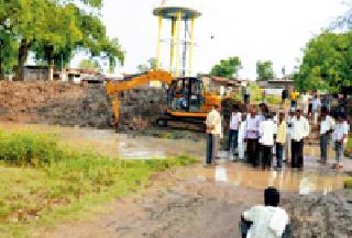 Depleting the drain from the people's participation in the farm | माधान येथे लोकसहभागातून नाला खोलीकरण