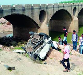 A cursed car from the river of Wainganga river at Ashtesh | आष्टीत वैनगंगा नदीच्या पुलावरुन कोसळली कार