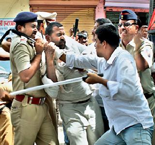 Bite the farmers breathlessly! | शेतकऱ्यांना बेदम चोप!