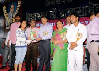 The quality of quality students in the municipal corporation | महापालिकेत गुणवत्ताप्राप्त विद्यार्थ्यांचा गुणगौरव