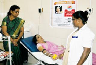 16 people's blood donation in Gadchiroli on Babuji's birth | बाबूजींच्या जयंतीला गडचिरोलीत १६ जणांचे रक्तदान