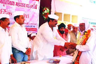 Pandurang arrives in Warakaris | वारकऱ्यांमध्ये दिसतो पांडुरंग