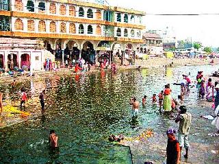 The possibility of the stampede if the road is obstructed | रस्ते अडविल्यास चेंगराचेंगरीची शक्यता