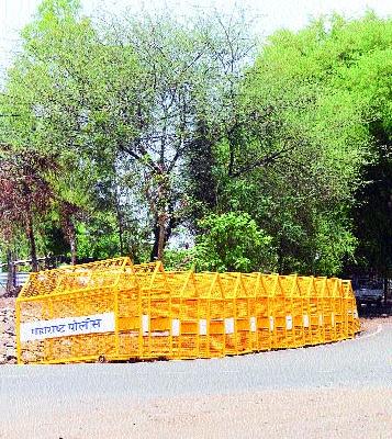 9 66 Barricates control the crowd | ९६६ बॅरिकेट्सच्या सहाय्याने गर्दीवर नियंत्रण