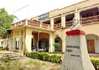 Lessons given to students over one and a half million in 79 years | ७९ वर्षांत दीड कोटींच्या वर विद्यार्थ्यांना दिले हिंदीचे धडे