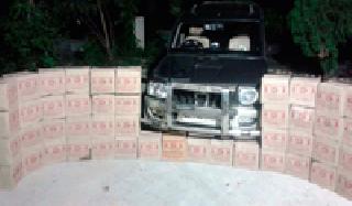 13 lakh 74 thousand of the liquor seized with the vehicle | १३ लाख ७४ हजारांचा दारूसाठा वाहनासह जप्त