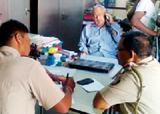 The robber was robbed of 10 lakh rupees | रिव्हॉल्व्हरच्या धाकावर १० लाख रुपये लुटले The robber was robbed of 10 lakh rupees | रिव्हॉल्व्हरच्या धाकावर १० लाख रुपये लुटले