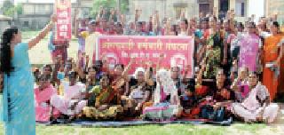 Give four months' honor | चार महिन्यांचे मानधन द्या