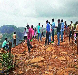'Lions Point' is 'dangerous' | ‘लायन्स पॉइंट’ बनलाय ‘धोकादायक’ 'Lions Point' is 'dangerous' | ‘लायन्स पॉइंट’ बनलाय ‘धोकादायक’