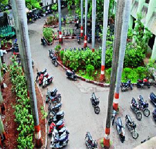 Loot in the name of parking | पार्किंगच्या नावावर लूट सुरूच Loot in the name of parking | पार्किंगच्या नावावर लूट सुरूच