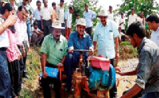 Demonstration of the planting machinery in Akapur | आकापुरात रोवणी यंत्राचे प्रात्यक्षिक