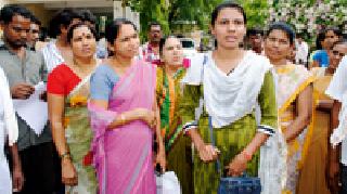 The knife is made by a liquor vendor | दारू विक्रेत्याने भरवस्तीत लावला तरुणीला चाकू The knife is made by a liquor vendor | दारू विक्रेत्याने भरवस्तीत लावला तरुणीला चाकू