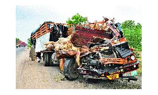 Accident: Four killed in Malegaon-Manmad road truck-container shock | दुर्घटना : मालेगाव-मनमाड रस्ता ट्रक-कंटेनर धडकेत चार ठार
