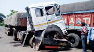 Strike the back of the vertical truck | उभ्या ट्रकला ट्रकची मागून धडक