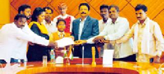 The Governor's positive role is to continue the model school | मॉडेल स्कूल सुरू ठेवण्यावर राज्यपालांची सकारात्मक भूमिका The Governor's positive role is to continue the model school | मॉडेल स्कूल सुरू ठेवण्यावर राज्यपालांची सकारात्मक भूमिका