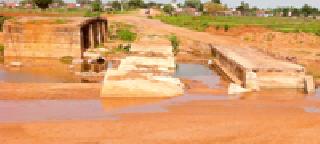 The work of Yerawarogu bridge was stopped | येर्रावागूच्या पुलाचे काम रखडले The work of Yerawarogu bridge was stopped | येर्रावागूच्या पुलाचे काम रखडले