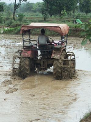 Use of agricultural tractor in other work | शेतीच्या ट्रॅक्टरचा इतर कामात वापर