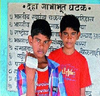 To save the sisters, they fought with the robbers! | बहिणीला वाचवण्यासाठी ते दरोडेखोरांशी लढले! To save the sisters, they fought with the robbers! | बहिणीला वाचवण्यासाठी ते दरोडेखोरांशी लढले!