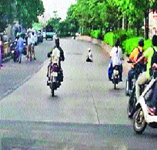 Than was presented in the palace as he was asked to pay the penalty | दंड भरायला सांगितला म्हणून भररस्त्यात मांडले ठाण Than was presented in the palace as he was asked to pay the penalty | दंड भरायला सांगितला म्हणून भररस्त्यात मांडले ठाण