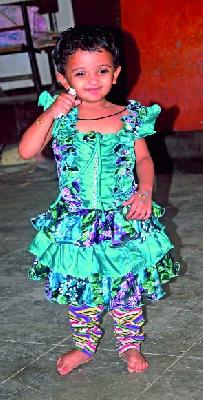 Sleepy chimurdi from car on the car | अंगावरून कार जाऊनही चिमुरडी सुखरूप