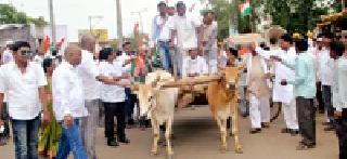 Congress Front at District Cavalcion | जिल्हा कचेरीवर काँग्रेसचा मोर्चा