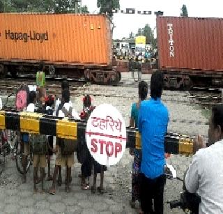 Ignored Gholavad, Bordi road railway stations | घोलवड, बोर्डी रोड रेल्वे स्थानके दुर्लक्षित Ignored Gholavad, Bordi road railway stations | घोलवड, बोर्डी रोड रेल्वे स्थानके दुर्लक्षित