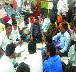 Thackeray agitation at Shivsena Bank | शिवसेनेचे बँकेत ठिय्या आंदोलन