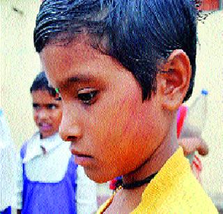 After sleeping, the teacher took the girl's coffin | झोपमोड केल्यामुळे शिक्षकाने मुलीच्या कानफटात लगावली