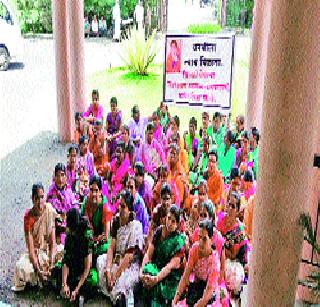 Strike at the police office in Baramati | बारामतीत पोलीस कार्यालयावर ठिय्या Strike at the police office in Baramati | बारामतीत पोलीस कार्यालयावर ठिय्या