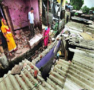 The house wall collapsed and five wounded | घराची भिंत कोसळून पाच जखमी The house wall collapsed and five wounded | घराची भिंत कोसळून पाच जखमी