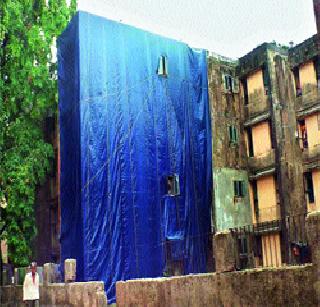 Tarpreet's base for the police colony | पोलीस वसाहतीला ताडपत्रीचा आधार Tarpreet's base for the police colony | पोलीस वसाहतीला ताडपत्रीचा आधार