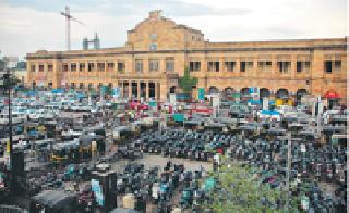 Parking disaster at the railway station | रेल्वेस्थानकावर पार्किंगची दुरवस्था