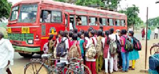 The crowd of passengers in the bus for students | विद्यार्थ्यांसाठी असलेल्या बसमध्ये प्रवाशांचीच गर्दी