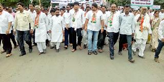 Farmers fall victim to the Congress workers for debt relief | शेतकरी कर्जमुक्तीकरिता काँग्रेसची कचेरीवर धडक