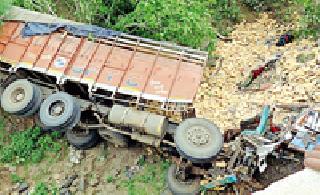 Two killed in truck collapse | पुलावरून ट्रक कोसळून दोन ठार Two killed in truck collapse | पुलावरून ट्रक कोसळून दोन ठार