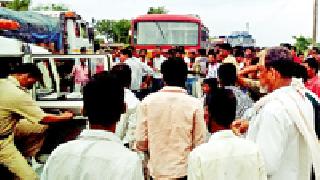 Stop the bus for two hours near the speed | वटफळीजवळ दोन तास रास्ता रोको Stop the bus for two hours near the speed | वटफळीजवळ दोन तास रास्ता रोको