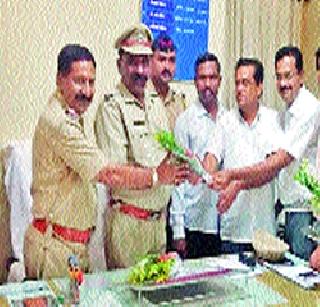 Baramati city police felicitation | बारामती शहर पोलिसांचा सत्कार Baramati city police felicitation | बारामती शहर पोलिसांचा सत्कार