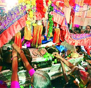 Bhavani, Nana Pethla is the face of the girl | भवानी, नाना पेठेला जत्रेचे स्वरूप