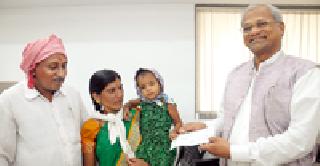 Chimukuli janhavi beautiful world! | चिमुकली जान्हवी पाहणार सुंदर जग!