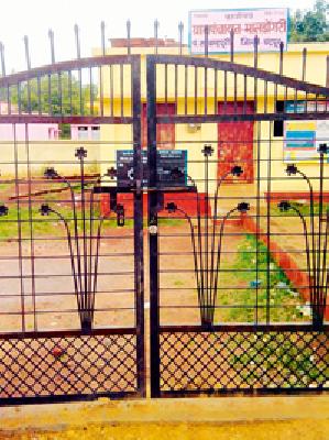 The woman locked the Gram Panchayat | महिलेने ठोकले ग्रामपंचायतीला कुलूप