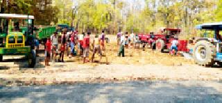 Restoration of labor pool | श्रमदानातून पूल दुरूस्ती