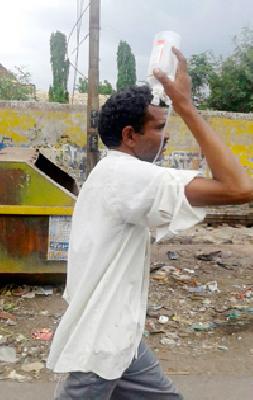 Patients flee with selaina .. | सलाईनसह रुग्णाचे पलायन..