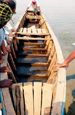 The supply of the 'Liquz' hill from the Zilla Parishad | जिल्हा परिषदेकडून ‘लिकेज’ डोंग्याचा पुरवठा