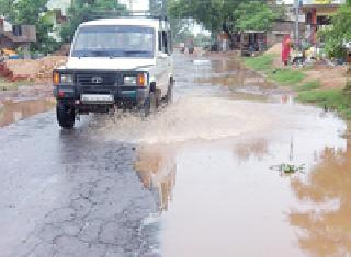 Poths on the uplifted path: | उखडल्या मार्गावरील खड्डे तुंबले :