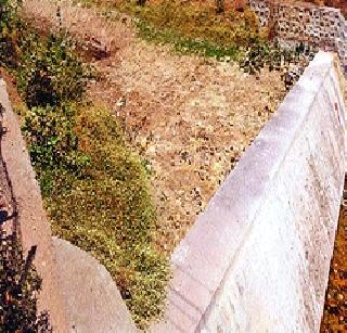 The dry bunds in the Khor area are dry | खोर परिसरातील बंधारे पडले कोरडे ठणठणीत