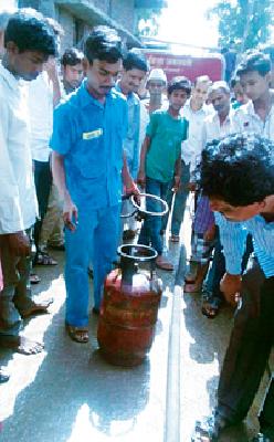 Loss of cylinder explosion at Jairad worth Rs 3 lakh | जरुड येथे सिलिंडरचा स्फोट तीन लाख रुपयांचे नुकसान