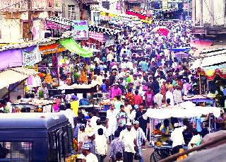 Shopping time ... Since the Ramadan Eid festival is near, there is a large crowd of Muslims for shopping in the market. | खरेदीची लगबग... रमजान ईदचा सण जवळ आला असल्याने बाजारात खरेदीसाठी मुस्लीम बांधवांची मोठी गर्दी झाली आहे.